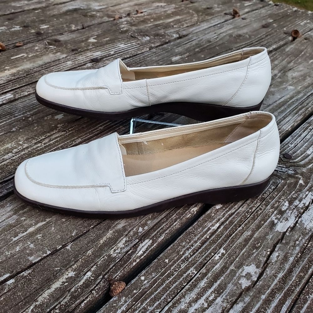 Easy Spirit Womens Size 7½ AA Cream Leather Anti-Gravity Slip On Loafers